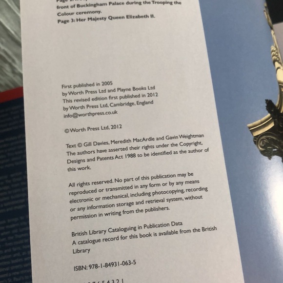 TIMELINE OF LONDON & LONDON TOWER 2 hardcover books & Greenfriars Bobby trivet - Picture 13 of 16